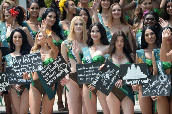Претендентки на звание Мисс Земля 2019 с плакатами в защиту планеты Претендентки на звание Мисс Земля 2019 с плакатами в защиту планеты
