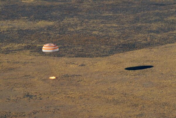 Посадка спускаемого аппарата пилотируемого космического корабля Союза МС-12 с тремя членами экипажа МКС Посадка спускаемого аппарата пилотируемого космического корабля Союза МС-12 с тремя членами экипажа МКС