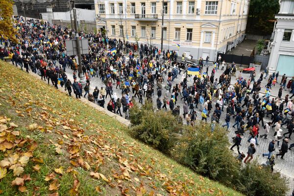 Участники акции Нет Капитуляции против согласования Киевом формулы Штайнмайера по урегулированию в Донбассе на площади Независимости в Киеве Участники акции Нет Капитуляции против согласования Киевом формулы Штайнмайера по урегулированию в Донбассе на площади Независимости в Киеве