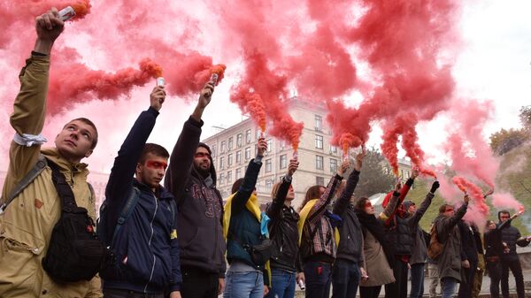 Участники акции Нет Капитуляции против согласования Киевом формулы Штайнмайера по урегулированию в Донбассе на площади Независимости в Киеве Участники акции Нет Капитуляции против согласования Киевом формулы Штайнмайера по урегулированию в Донбассе на площади Независимости в Киеве