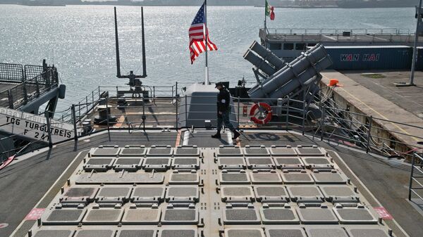 Солдат морской пехоты США на палубе военного корабля USS Vicksburg в черноморском порту Констанца в Румынии Солдат морской пехоты США на палубе военного корабля USS Vicksburg в черноморском порту Констанца в Румынии