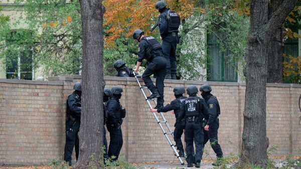Сотрудники полиции на месте стрельбы в городе Галле, Германия. 9 октября 2019 Сотрудники полиции на месте стрельбы в городе Галле, Германия. 9 октября 2019