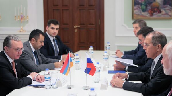 Министр иностранных дел РФ Сергей Лавров и министр иностранных дел Армении Зограб Мнацаканян (слева) во время встречи в Ашхабаде Министр иностранных дел РФ Сергей Лавров и министр иностранных дел Армении Зограб Мнацаканян (слева) во время встречи в Ашхабаде