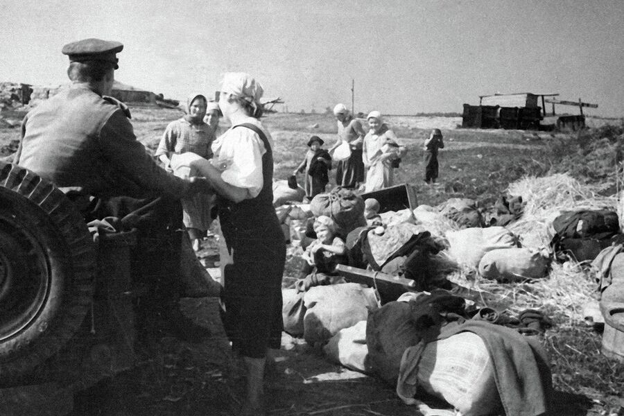 Советские воины помогают жителям освобожденной Латвии Советские воины помогают жителям освобожденной Латвии