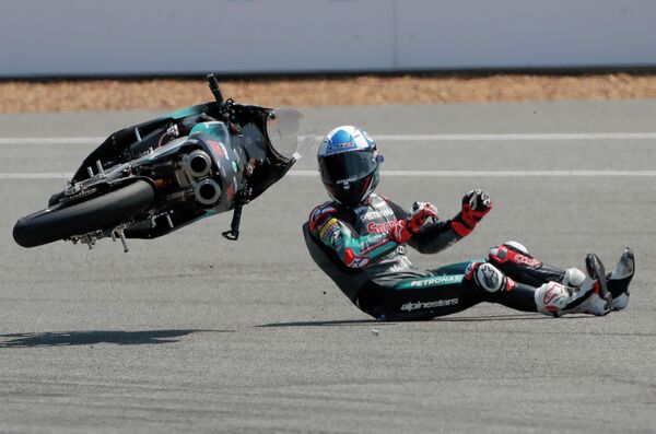 Пилот Petronas Sprinta Racing Джон Макфи во время гонки Гран При Таиланда в категории Moto3 Пилот Petronas Sprinta Racing Джон Макфи во время гонки Гран При Таиланда в категории Moto3