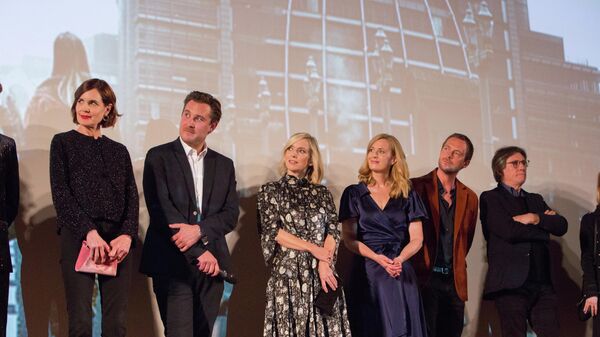 Съемочная группа сериала на европейской премьере в Париже Съемочная группа сериала на европейской премьере в Париже