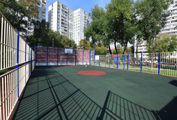 Спортивная плошадка в благоустроенном дворе на улице Бакинская в Москве Спортивная плошадка в благоустроенном дворе на улице Бакинская в Москве