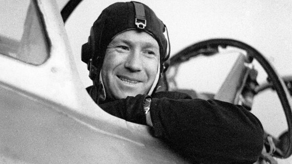 Космонавт Алексей Леонов после тренировочного полета на реактивном самолете. Снимок до полета в космос Космонавт Алексей Леонов после тренировочного полета на реактивном самолете. Снимок до полета в космос