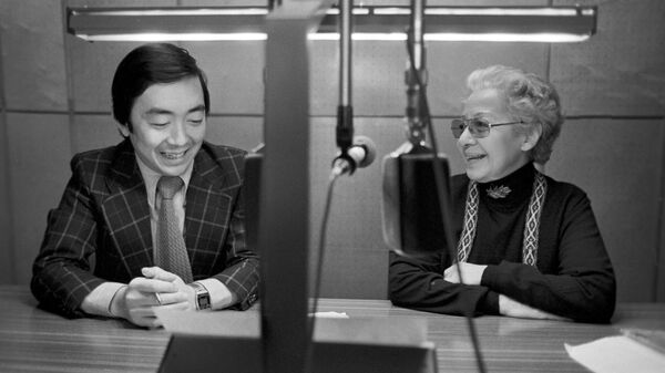Японская актриса, ветеран дикторов московского радио Осада Есико и ее коллега Нисино Хадзимэ. Государственный комитет СССР по телевидению и радиовещанию Японская актриса, ветеран дикторов московского радио Осада Есико и ее коллега Нисино Хадзимэ. Государственный комитет СССР по телевидению и радиовещанию