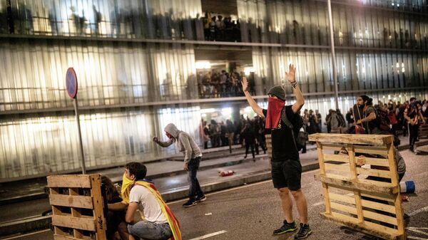 Столкновения протестующих с полицейскими в аэропорту Эль-Прат, Барселона Столкновения протестующих с полицейскими в аэропорту Эль-Прат, Барселона