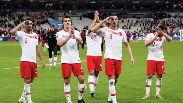 Футболисты сборной Турции после матча со сборной Франции