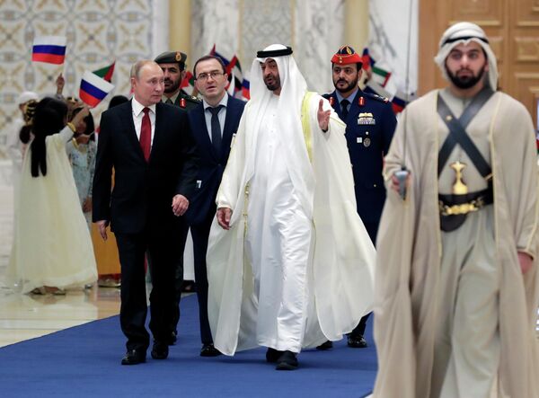 Президент РФ Владимир Путин и наследный принц Абу-Даби, заместитель верховного главнокомандующего вооружёнными силами ОАЭ Мухаммед бен Заид Аль Нахайян на церемонии официальной встречи Президент РФ Владимир Путин и наследный принц Абу-Даби, заместитель верховного главнокомандующего вооружёнными силами ОАЭ Мухаммед бен Заид Аль Нахайян на церемонии официальной встречи