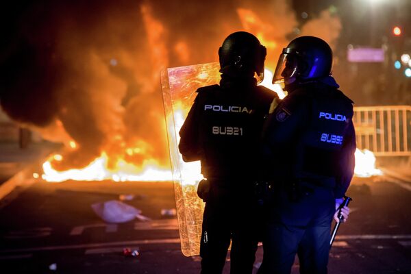 Сотрудники полиции во время беспорядков, возникших в ходе акции протеста в Барселоне. 15 октября 2019 Сотрудники полиции во время беспорядков, возникших в ходе акции протеста в Барселоне. 15 октября 2019
