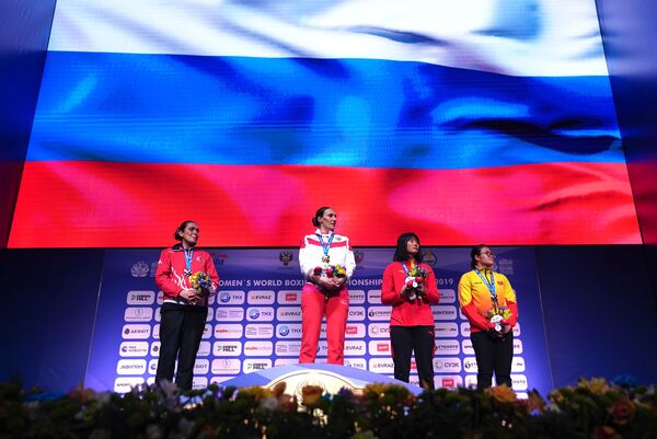 Призеры в весовой категории до 81 кг на чемпионате мира по боксу AIBA среди женщин в Улан-Удэ на церемонии награждения (слева направо): Элиф Гунери (Турция) - серебряная медаль, Земфира Магомедалиева (Россия)- золотая медаль, Лина Ван (КНР) и Нгуен Ти Хён ( Вьетнам) - бронзовые медали. Призеры в весовой категории до 81 кг на чемпионате мира по боксу AIBA среди женщин в Улан-Удэ на церемонии награждения (слева направо): Элиф Гунери (Турция) - серебряная медаль, Земфира Магомедалиева (Россия)- золотая медаль, Лина Ван (КНР) и Нгуен Ти Хён ( Вьетнам) - бронзовые медали.