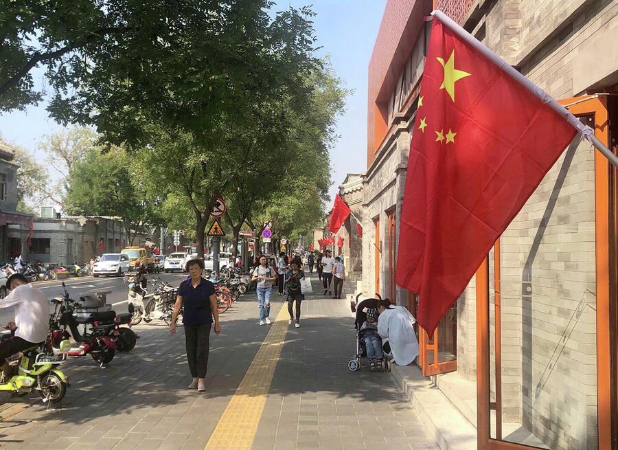 Красные флаги на улице Пекина Красные флаги на улице Пекина