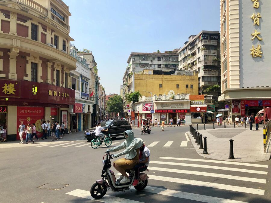 Одна из торговых улиц города Одна из торговых улиц города