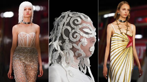 Модели демонстрирует одежду из коллекции ALEXANDER ARUTYUNOV на площадке Mercedes-Benz Fashion Week Russia в электродепо Красная Пресня в Москве Модели демонстрирует одежду из коллекции ALEXANDER ARUTYUNOV на площадке Mercedes-Benz Fashion Week Russia в электродепо Красная Пресня в Москве