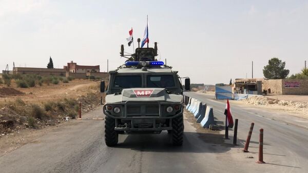 Патруль военной полиции РФ в районе Манбиджа на северо-востоке Сирии Патруль военной полиции РФ в районе Манбиджа на северо-востоке Сирии