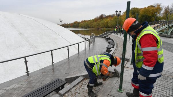 Фонтан в Царицынском парке Москвы Фонтан в Царицынском парке Москвы