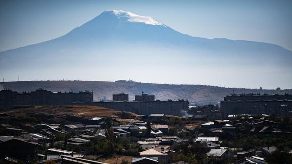 Вид на гору Арарат и город Ереван Вид на гору Арарат и город Ереван