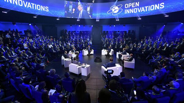 Председатель правительства РФ Дмитрий Медведев во время пленарного заседания Московского международного форума инновационного развития Открытые инновации