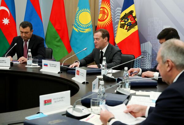 Председатель правительства РФ Дмитрий Медведев на заседании Совета глав правительств СНГ Председатель правительства РФ Дмитрий Медведев на заседании Совета глав правительств СНГ