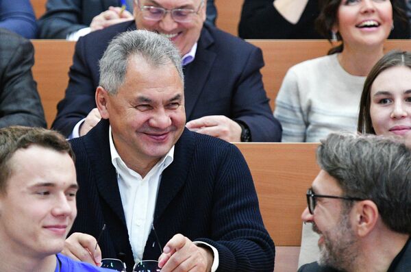 Министр обороны РФ Сергей Шойгу и певец Сергей Шнуров во время Всероссийского географического диктанта в Шуваловском корпусе Московского государственного университета (МГУ) имени М. В. Ломоносова в Москве Министр обороны РФ Сергей Шойгу и певец Сергей Шнуров во время Всероссийского географического диктанта в Шуваловском корпусе Московского государственного университета (МГУ) имени М. В. Ломоносова в Москве