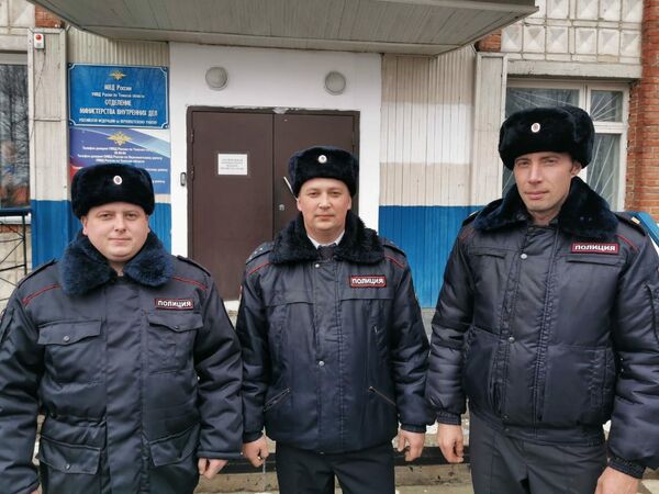 Полицейские, обнаружившие пропавшую семью на лесной дороге между поселком Суйга Молчановского района и поселком Нибега Верхнекетского района в Томской области Полицейские, обнаружившие пропавшую семью на лесной дороге между поселком Суйга Молчановского района и поселком Нибега Верхнекетского района в Томской области