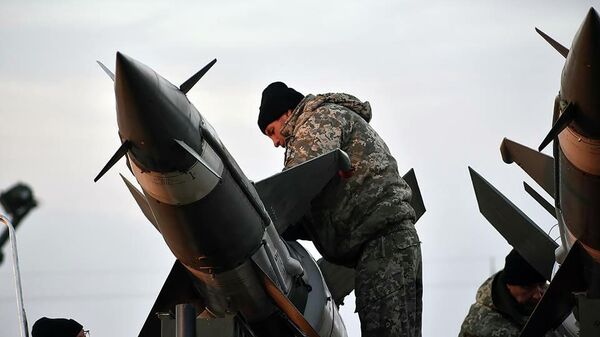 Украинский военнослужащий во время учений Украинский военнослужащий во время учений