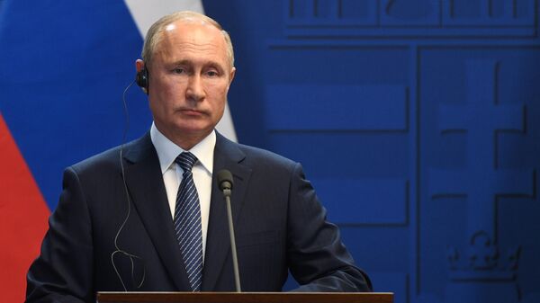 Президент РФ Владимир Путин во время совместного с премьер-министром Венгрии Виктором Орбаном по итогам встречи Президент РФ Владимир Путин во время совместного с премьер-министром Венгрии Виктором Орбаном по итогам встречи