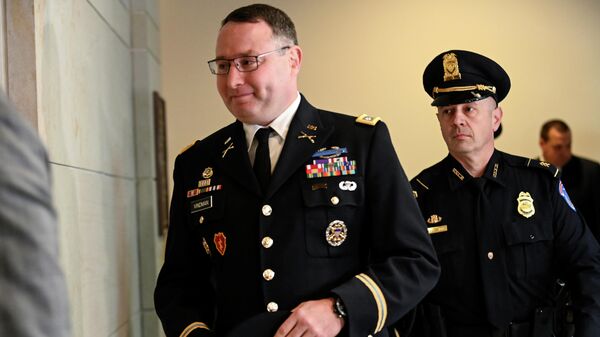 Подполковник армии США, ветеран иракской войны Александр Виндман перед дачей показаний в Палате представителей США Подполковник армии США, ветеран иракской войны Александр Виндман перед дачей показаний в Палате представителей США