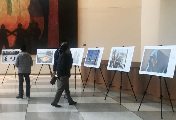 Посетители на выставке победителей Международного конкурса фотожурналистики имени Андрея Стенина в Нью-Йорке Посетители на выставке победителей Международного конкурса фотожурналистики имени Андрея Стенина в Нью-Йорке