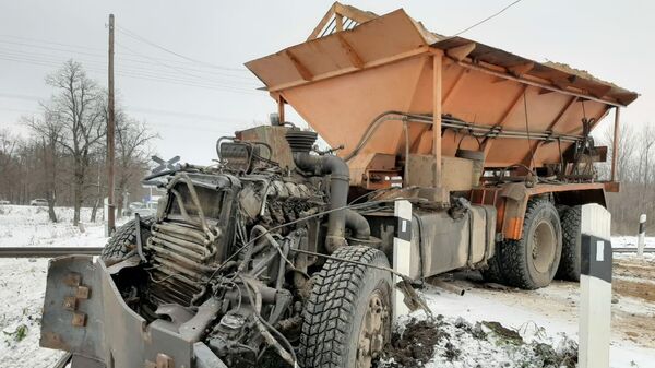 В Канашском районе Чувашии снегоуборочный автомобиль столкнулся с электричкой. 2 ноября 2019 В Канашском районе Чувашии снегоуборочный автомобиль столкнулся с электричкой. 2 ноября 2019