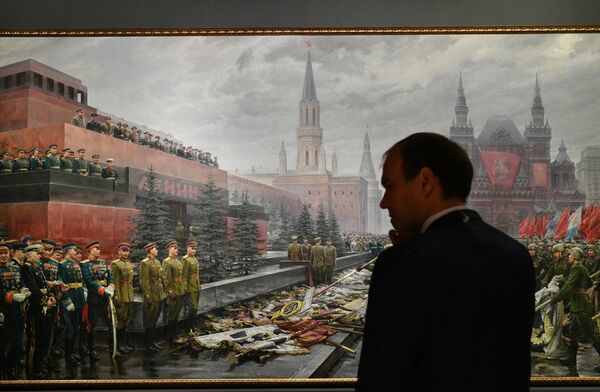 Посетитель перед картиной Михаила Хмелько Триумф победившей Родины на выставке Память поколений: Великая Отечественная война в изобразительном искусстве Посетитель перед картиной Михаила Хмелько Триумф победившей Родины на выставке Память поколений: Великая Отечественная война в изобразительном искусстве