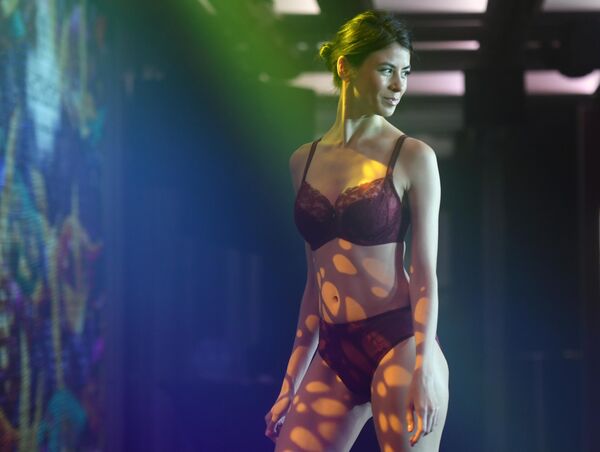 Участница показа коллекции нижнего белья на Senselle by Felina в рамках Lingerie Fashion Week Участница показа коллекции нижнего белья на Senselle by Felina в рамках Lingerie Fashion Week