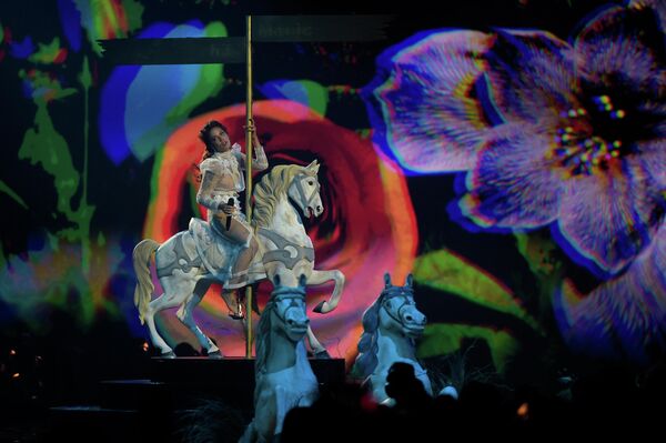 Певица Холзи выступает на церемонии награждения MTV Europe Music Awards Певица Холзи выступает на церемонии награждения MTV Europe Music Awards