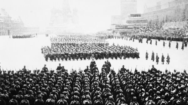 Военный парад на Красной площади в Москве 7 ноября 1941 года. После парада войска отправляются на фронт. Военный парад на Красной площади в Москве 7 ноября 1941 года. После парада войска отправляются на фронт.