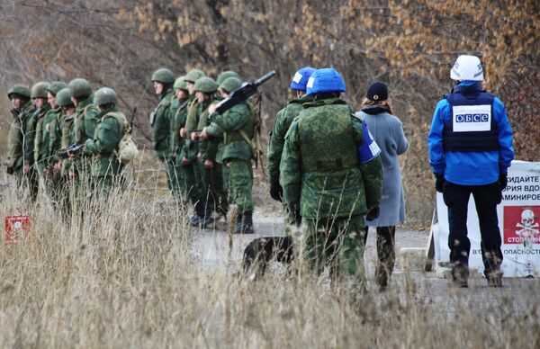 Военнослужащие Народной милиции ДНР покидают свои позиции у села Петровского Военнослужащие Народной милиции ДНР покидают свои позиции у села Петровского