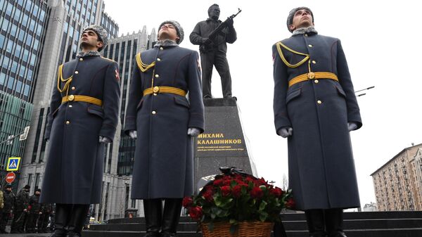 Церемония возложения цветов к памятнику Михаилу Калашникову в Оружейном сквере. 10 ноября 2019 Церемония возложения цветов к памятнику Михаилу Калашникову в Оружейном сквере. 10 ноября 2019