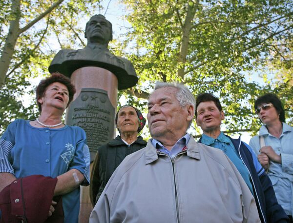 Михаил Калашников на родине в селе Курья Алтайского края с односельчанами на фоне своего бюста Михаил Калашников на родине в селе Курья Алтайского края с односельчанами на фоне своего бюста