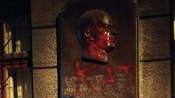 Мемориальная доска Жукову в Одессе, залитая краской Мемориальная доска Жукову в Одессе, залитая краской