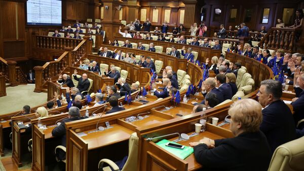 Депутаты на заседании парламента Молдавии в Кишиневе Депутаты на заседании парламента Молдавии в Кишиневе