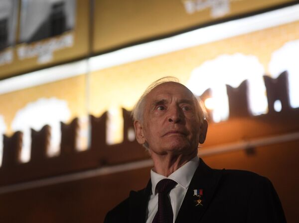 Актер Василий Лановой во время торжественной профилактики горелки Вечного огня Актер Василий Лановой во время торжественной профилактики горелки Вечного огня