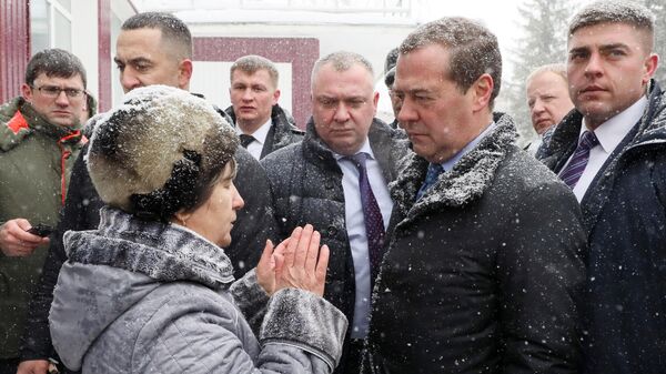 Председатель правительства РФ Дмитрий Медведев во время общения с местными жителями в селе Санниково Алтайского края Председатель правительства РФ Дмитрий Медведев во время общения с местными жителями в селе Санниково Алтайского края