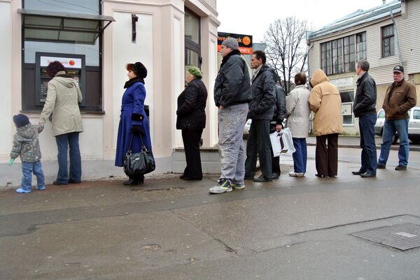 Очередь к одному из банкоматов в Риге Очередь к одному из банкоматов в Риге