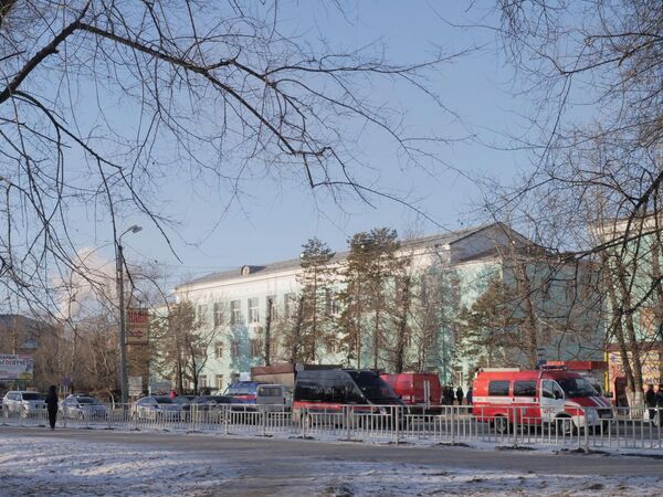 Автомобили правоохранительных служб и МЧС у здания Амурского колледжа строительства и жилищно-коммунального хозяйства в Благовещенске, где произошла стрельба. Автомобили правоохранительных служб и МЧС у здания Амурского колледжа строительства и жилищно-коммунального хозяйства в Благовещенске, где произошла стрельба.