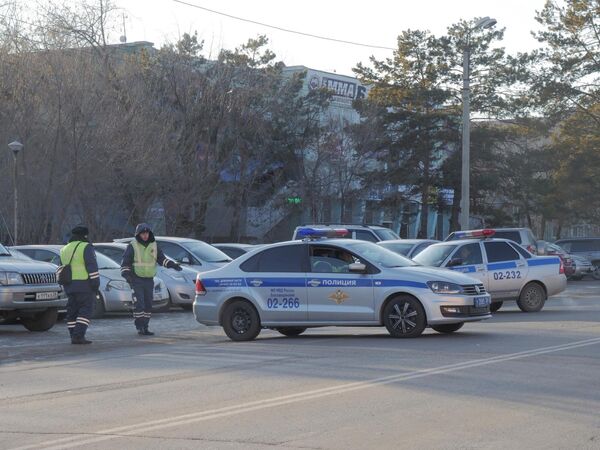 Сотрудники правоохранительных служб у здания Амурского колледжа строительства и жилищно-коммунального хозяйства в Благовещенске, где произошла стрельба Сотрудники правоохранительных служб у здания Амурского колледжа строительства и жилищно-коммунального хозяйства в Благовещенске, где произошла стрельба