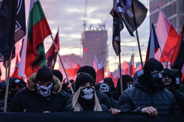 Участники марша по случаю Дня независимости Польши на одной из улиц Варшавы Участники марша по случаю Дня независимости Польши на одной из улиц Варшавы