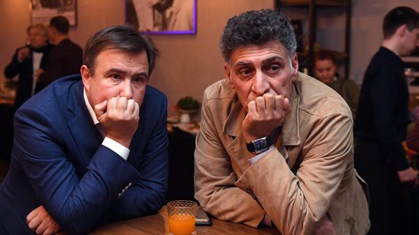 Генеральный директор АО Телекомпания НТВ Алексей Земский и режиссер Тигран Кеосаян перед презентацией сборника рассказов Черные глаза главного редактора телеканала RT и МИА Россия сегодня Маргариты Симоньян в Bolshevik Event Hall в Москве Генеральный директор АО Телекомпания НТВ Алексей Земский и режиссер Тигран Кеосаян перед презентацией сборника рассказов Черные глаза главного редактора телеканала RT и МИА Россия сегодня Маргариты Симоньян в Bolshevik Event Hall в Москве