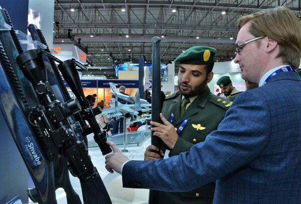 Посетитель у стенда холдинга Швабе на международном авиасалоне Dubai Airshow 2019 Посетитель у стенда холдинга Швабе на международном авиасалоне Dubai Airshow 2019